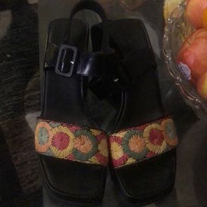Leather shoes w/flower pattern toe